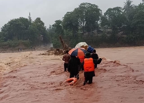 Bộ đội Biên phòng cứu giúp nhân dân trong lũ dữ